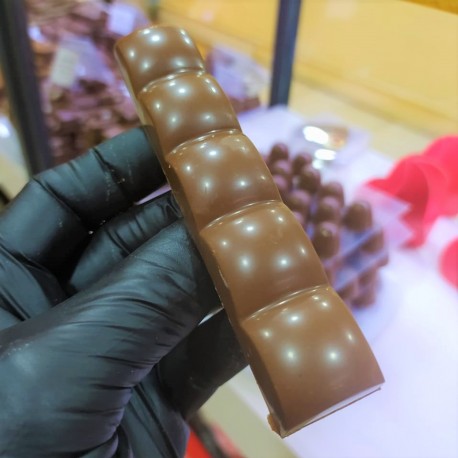 Tronco de chocolate amargo 70% relleno con menta.