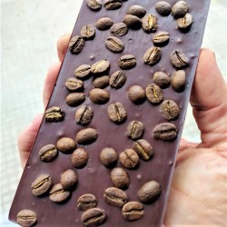Chocolate amargo 70% relleno con granos de café tostado. 100 grs